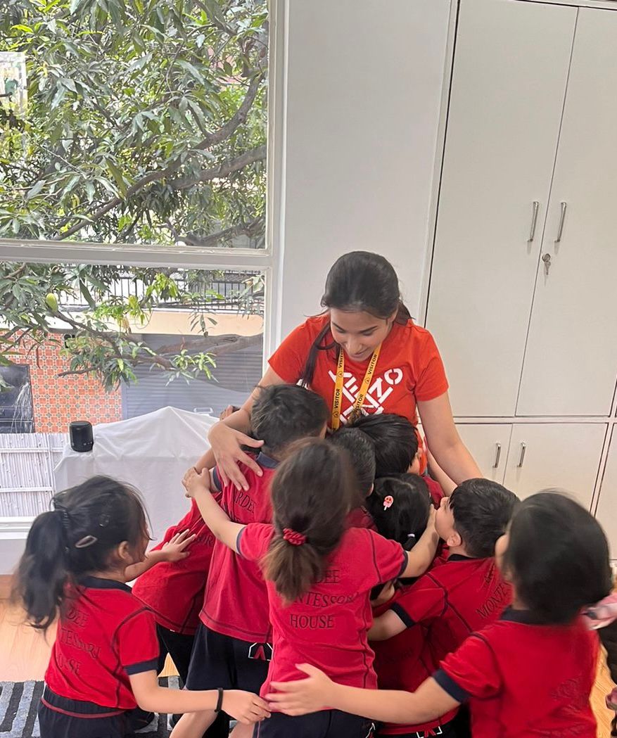 Spardha working with a group of children in a classroom